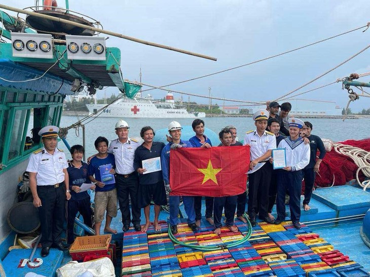 Remise du drapeau national aux pêcheurs. Photo : VOV5.