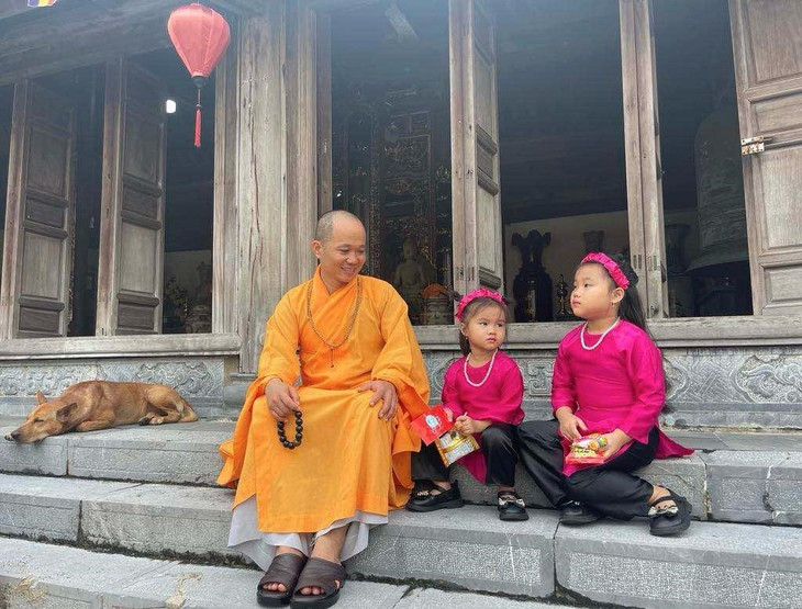 Le vénérable Thich Nhuan Dat avec des enfants à Truong Sa. Photo : VOV5.