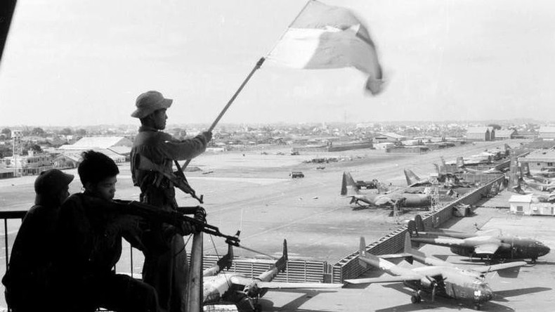 Le drapeau du Front national de libération et de la République du Sud-Vietnam flotte sur l'aéroport de Tân Son Nhât, le 30 avril 1975. Photo d'archives : VNA. Le drapeau du Front national de libération et de la République du Sud-Vietnam flotte sur l'aéroport de Tân Son Nhât, le 30 avril 1975. Photo d'archives : VNA.