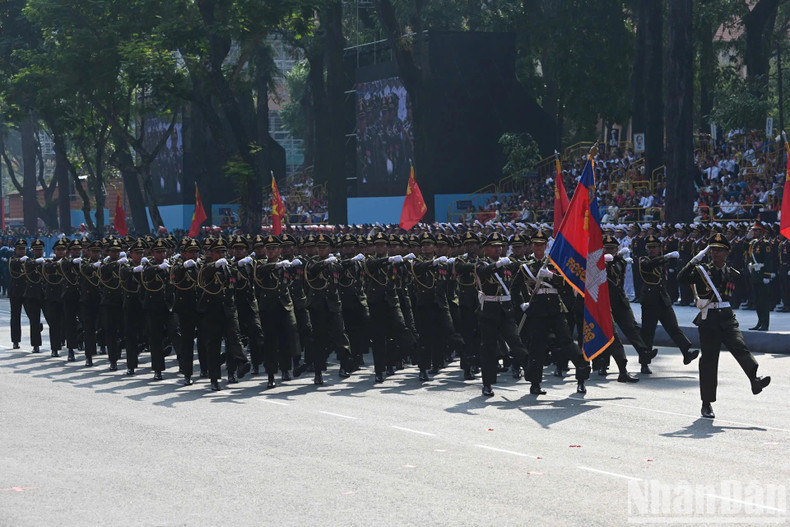 La délégation militaire cambodgienne au défilé. La délégation militaire cambodgienne au défilé.