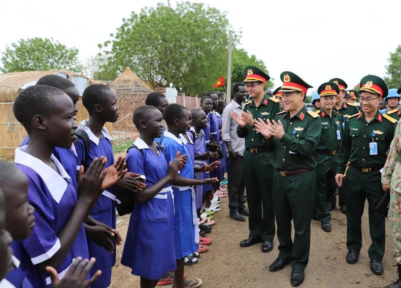 Les Casques bleus vietnamiens contribuent à diffuser l’image exemplaire des « soldats de l’Oncle Hô » et d’un Vietnam qui chérit la paix. Photo : VDPO. Les Casques bleus vietnamiens contribuent à diffuser l’image exemplaire des « soldats de l’Oncle Hô » et d’un Vietnam qui chérit la paix. Photo : VDPO.