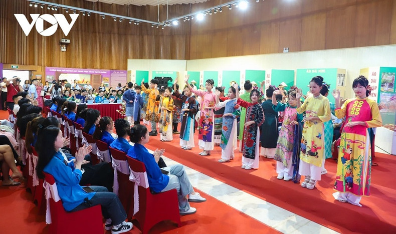 Conçus par des stylistes renommés de Hue, une trentaine de modèles traditionnels présentés à l’exposition offrent au public de Ha Long une immersion vivante dans l’esthétique de l’ao dai. Photo : VOV. Conçus par des stylistes renommés de Hue, une trentaine de modèles traditionnels présentés à l’exposition offrent au public de Ha Long une immersion vivante dans l’esthétique de l’ao dai. Photo : VOV.