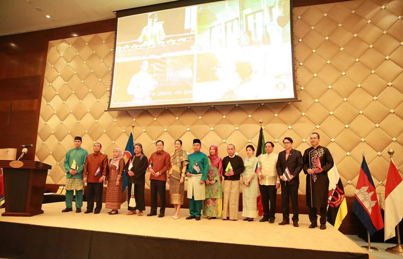 Un événement culturel marquant, organisé par le Comité de l’ASEAN au Koweït (ACK) sous la présidence du Vietnam, s’est tenu le soir du 18 mai à l’hôtel Crowne Plaza. Photo : BQT. Un événement culturel marquant, organisé par le Comité de l’ASEAN au Koweït (ACK) sous la présidence du Vietnam, s’est tenu le soir du 18 mai à l’hôtel Crowne Plaza. Photo : BQT.