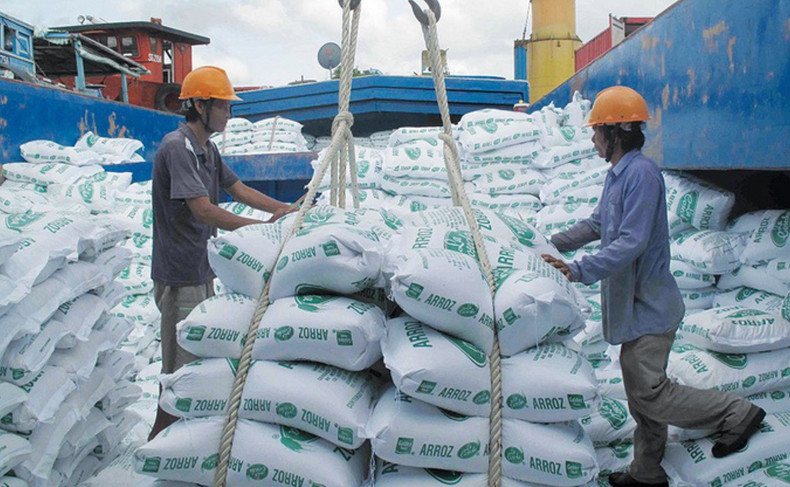 En 2024, les Philippines ont importé environ 4,68 millions de tonnes, dont 4,15 millions de tonnes de riz en provenance du Vietnam. Photo : Vneconomy. En 2024, les Philippines ont importé environ 4,68 millions de tonnes, dont 4,15 millions de tonnes de riz en provenance du Vietnam. Photo : Vneconomy.