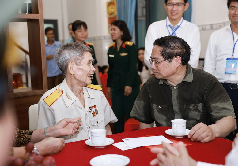 Le Premier ministre a rendu visite et offert des cadeaux à l'invalide de guerre et ancien prisonnier de Con Dao, Nguyen Xuan Vien. Photo : VGP. Le Premier ministre a rendu visite et offert des cadeaux à l'invalide de guerre et ancien prisonnier de Con Dao, Nguyen Xuan Vien. Photo : VGP.