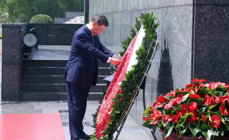 Le secrétaire général du Comité central du Parti communiste chinois et président chinois, Xi Jinping rend hommage au Président Hô Chi Minh en son mausolée à Hanoï. Photo : VNA.