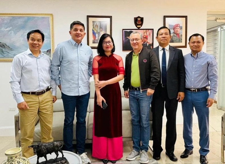 Le ministre vénézuélien de l’Agriculture et des Terres Julio Leon (en blouson noir) lors de la rencontre avec la délégation vietnamienne. Photo : NDEL.