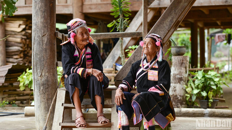 Malgré les défis d’une vie économique encore précaire, les Ha Nhi s’efforcent de préserver avec ténacité leurs coutumes et leurs costumes traditionnels. Malgré les défis d’une vie économique encore précaire, les Ha Nhi s’efforcent de préserver avec ténacité leurs coutumes et leurs costumes traditionnels.