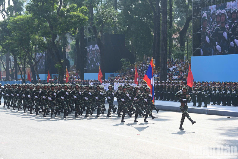Le bloc de l'Armée populaire du Laos au défilé. Le bloc de l'Armée populaire du Laos au défilé.