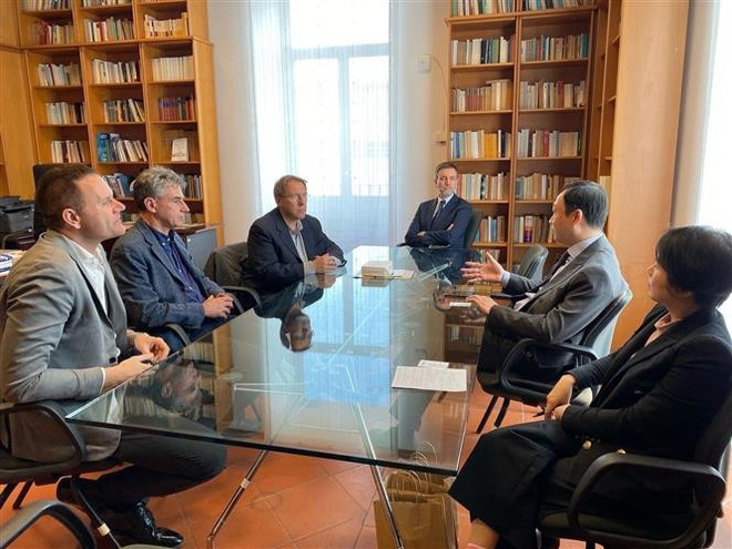 L’ambassadeur du Vietnam en Italie, Duong Hai Hung, rencontre la direction de l’Université de Naples « L’Orientale ». Photo: VNA.