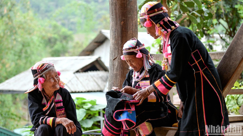 Le costume traditionnel des femmes Ha Nhi à Pa Pang se distingue par une dominante d’indigo foncé, rehaussée de broderies colorées sur un tissu de lin tissé à la main. Le costume traditionnel des femmes Ha Nhi à Pa Pang se distingue par une dominante d’indigo foncé, rehaussée de broderies colorées sur un tissu de lin tissé à la main.