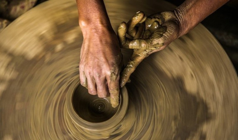 Le processus de moulage et de mise en forme des produits en céramique de Bat Trang est toujours l'étape la plus difficile et doit être réalisé par des artisans qualifiés aux mains habiles. Photo : VNA. Le processus de moulage et de mise en forme des produits en céramique de Bat Trang est toujours l'étape la plus difficile et doit être réalisé par des artisans qualifiés aux mains habiles. Photo : VNA.