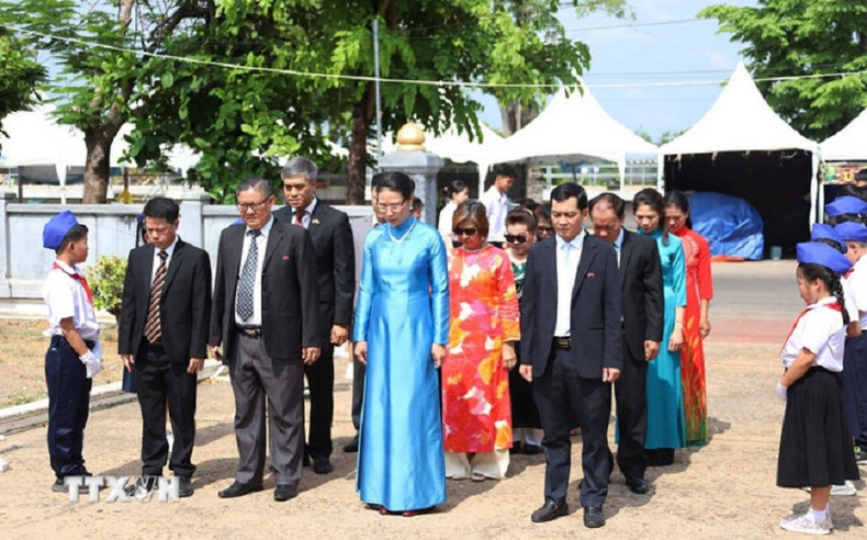 La délégation du Consulat général du Vietnam au Laos a exprimé son profond respect sur le site historique du président Ho Chi Minh à Savannakhet. Photo : BQT.