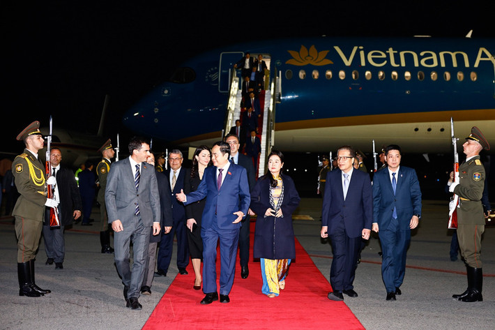 Le président de l’AN Trân Thanh Mân et sa suite ont été accueillis à l'aéroport de Zvartnots par le vice-président de l’AN arménienne Hakob Arshakyan, et l'ambassadeur de l’Arménie au Vietnam Suren Baghdasaryan et d’autres. Photo : VNA. Le président de l’AN Trân Thanh Mân et sa suite ont été accueillis à l'aéroport de Zvartnots par le vice-président de l’AN arménienne Hakob Arshakyan, et l'ambassadeur de l’Arménie au Vietnam Suren Baghdasaryan et d’autres. Photo : VNA.
