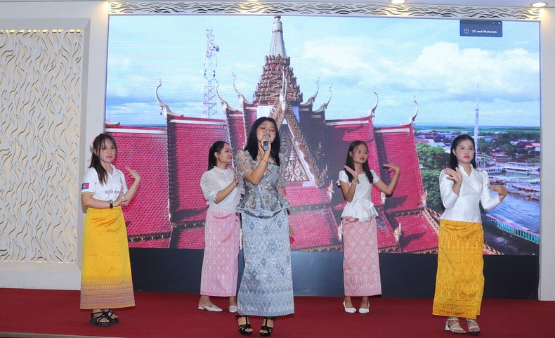 Un numéro de chant et danse des étudiantes cambodgiennes. Photo : CVN.