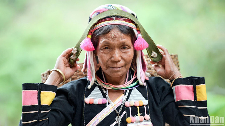La tenue traditionnelle des Ha Nhi accompagnée de nombreux bijoux et accessoires. La tenue traditionnelle des Ha Nhi accompagnée de nombreux bijoux et accessoires.