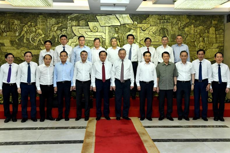 Le secrétaire général du Comité central du Parti communiste du Vietnam, To Lam, travaille avec la Commission centrale des affaires intérieures du Parti. Photo : VNA.