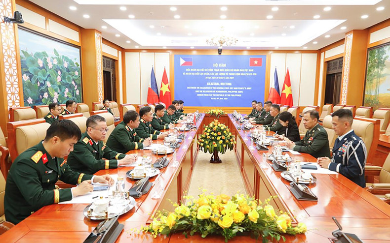 Lors de l'entretien entre le général de corps d'armée Nguyen Van Nghia et le lieutenant-général Roy Mabagos Galido. Photo : baobienphong. Lors de l'entretien entre le général de corps d'armée Nguyen Van Nghia et le lieutenant-général Roy Mabagos Galido. Photo : baobienphong.