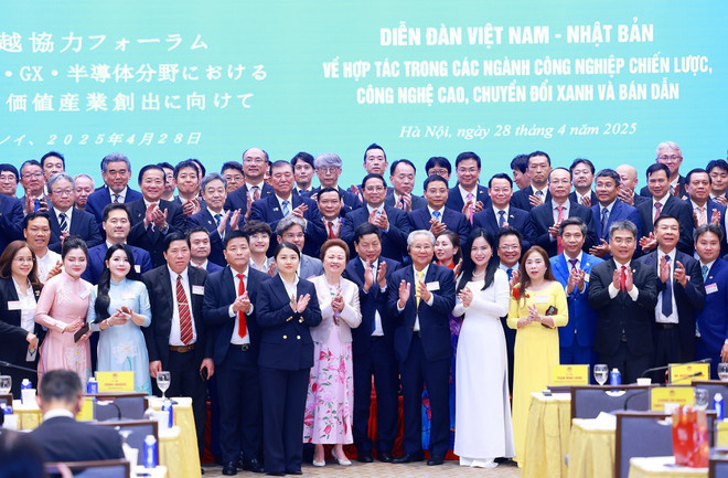 Les Premiers ministres Pham Minh Chinh et Ishiba Shigeru avec des chefs d'entreprise participant au Forum. Photo : VNA. Les Premiers ministres Pham Minh Chinh et Ishiba Shigeru avec des chefs d'entreprise participant au Forum. Photo : VNA.