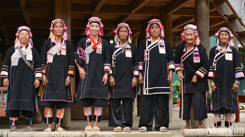 La préservation du costume traditionnel ne se limite pas à la simple conservation des valeurs existantes, mais relève aussi d’un processus d’intégration et de cohabitation continue avec l’identité culturelle dans le rythme de la vie moderne. La préservation du costume traditionnel ne se limite pas à la simple conservation des valeurs existantes, mais relève aussi d’un processus d’intégration et de cohabitation continue avec l’identité culturelle dans le rythme de la vie moderne.
