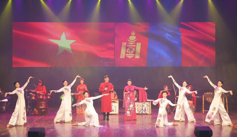 Une performance artistique lors de la Journée de la culture vietnamienne en Mongolie en 2024. Photo : toquoc. Une performance artistique lors de la Journée de la culture vietnamienne en Mongolie en 2024. Photo : toquoc.