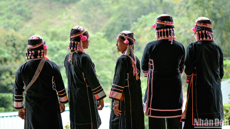 À l'heure où la modernisation progresse, la préservation des costumes traditionnels des Ha Nhi devient plus importante. À l'heure où la modernisation progresse, la préservation des costumes traditionnels des Ha Nhi devient plus importante.