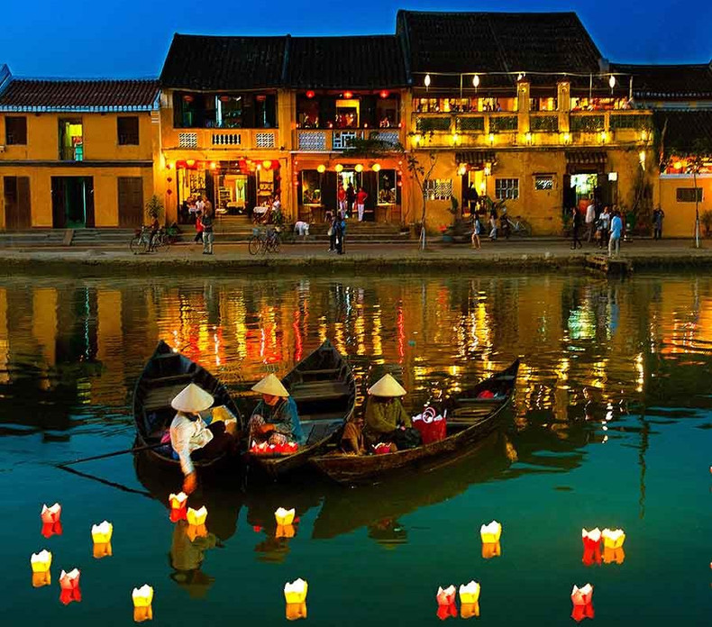 Lâcher des lanternes sur la rivière Hoai à Hoi An. Photo : baoquangnam. Lâcher des lanternes sur la rivière Hoai à Hoi An. Photo : baoquangnam.