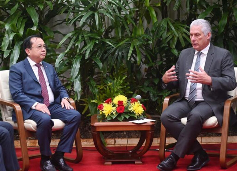 Le Premier secrétaire du Parti communiste cubain et président cubain Miguel Díaz-Canel (droite) et le vice-ministre des Finances, Lê Tân Cân, à La Havane. Photo : VNA.