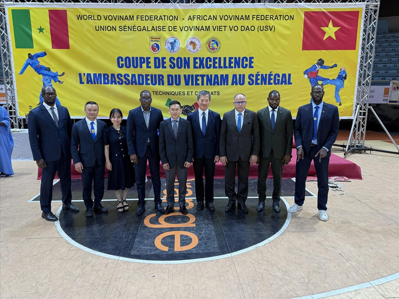 L’ambassadeur vietnamien au Sénégal Tran Quoc Khanh, le président de la Fédération mondiale de Vovinam (World Vovinam Federation - WVVF) Mai Huu Tin, et des dirigeants de l’Union sénégalaise de Vovinam (USV) ont assisté à la cérémonie d’ouverture de la finale du tournoi. Photo : VNP. L’ambassadeur vietnamien au Sénégal Tran Quoc Khanh, le président de la Fédération mondiale de Vovinam (World Vovinam Federation - WVVF) Mai Huu Tin, et des dirigeants de l’Union sénégalaise de Vovinam (USV) ont assisté à la cérémonie d’ouverture de la finale du tournoi. Photo : VNP.