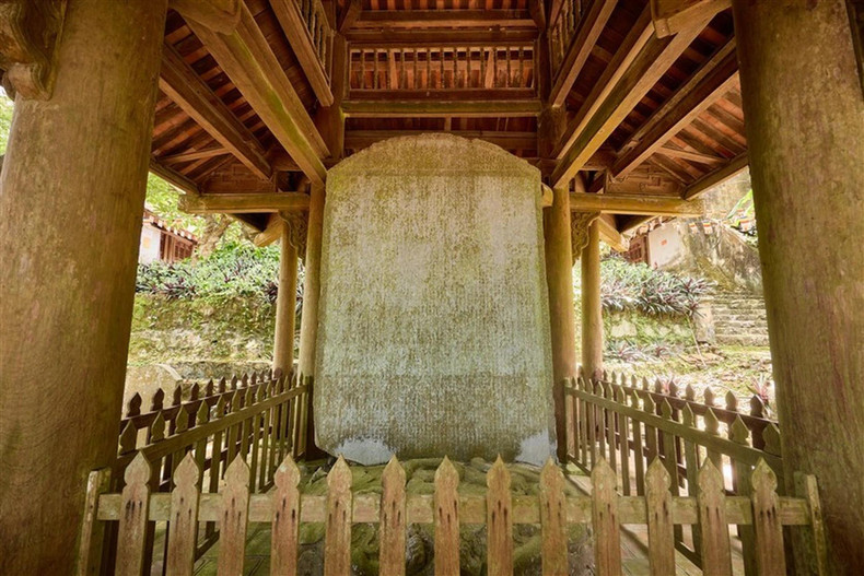 La stèle en pierre de Sung Thien Dien Linh, âgée de près de 900 ans, a été reconnue trésor national. Photo : baodantri. La stèle en pierre de Sung Thien Dien Linh, âgée de près de 900 ans, a été reconnue trésor national. Photo : baodantri.
