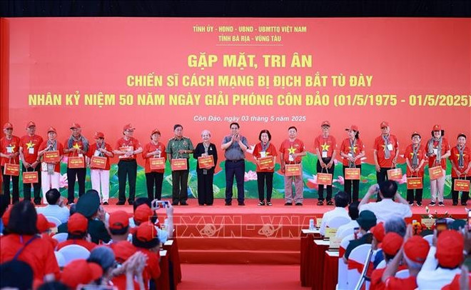 Le chef du gouvernement offre des présents aux anciens soldats révolutionnaires vietnamiens qui ont subi l'emprisonnement ennemi, ainsi qu'à leurs familles. Photo : VNA.