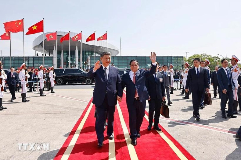 Le Premier ministre Pham Minh Chinh (droite) et le leader chinois Xi Jinping à l'aéroport international de Nôi Bài. Photo : VNA. Le Premier ministre Pham Minh Chinh (droite) et le leader chinois Xi Jinping à l'aéroport international de Nôi Bài. Photo : VNA.