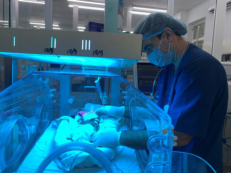 Un expert médical cubain observe des cas complexes pour transférer leur expérience et fournir un soutien professionnel à l'équipe médicale de l'hôpital provincial d'obstétrique et de pédiatrie de Quang Ngai. Photo : hôpital obstétrique et pédiatrique de Quang Ngai. Un expert médical cubain observe des cas complexes pour transférer leur expérience et fournir un soutien professionnel à l'équipe médicale de l'hôpital provincial d'obstétrique et de pédiatrie de Quang Ngai. Photo : hôpital obstétrique et pédiatrique de Quang Ngai.
