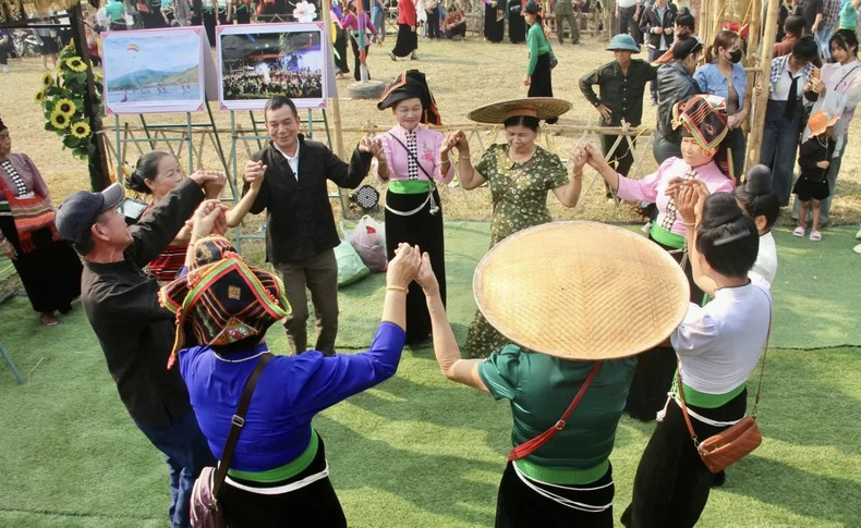 La Fête des fleurs de bauhinie 2025 et la 8e Journée culturelle, sportive et touristique des groupes ethniques de la province de Diên Biên promet des expériences inoubliables. Photo : baocongthuong. La Fête des fleurs de bauhinie 2025 et la 8e Journée culturelle, sportive et touristique des groupes ethniques de la province de Diên Biên promet des expériences inoubliables. Photo : baocongthuong.