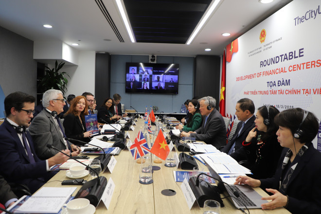 Séminaire sur la construction et le développement de centres financiers internationaux au Vietnam. Photo : VNA Séminaire sur la construction et le développement de centres financiers internationaux au Vietnam. Photo : VNA