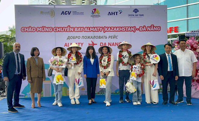 Le 2 avril à midi, le vol VJ52 de Vietjet en provenance d'Almaty (Kazakhstan) a atterri à l'aéroport international de Dà Nang. Photo : VNA. Le 2 avril à midi, le vol VJ52 de Vietjet en provenance d'Almaty (Kazakhstan) a atterri à l'aéroport international de Dà Nang. Photo : VNA.