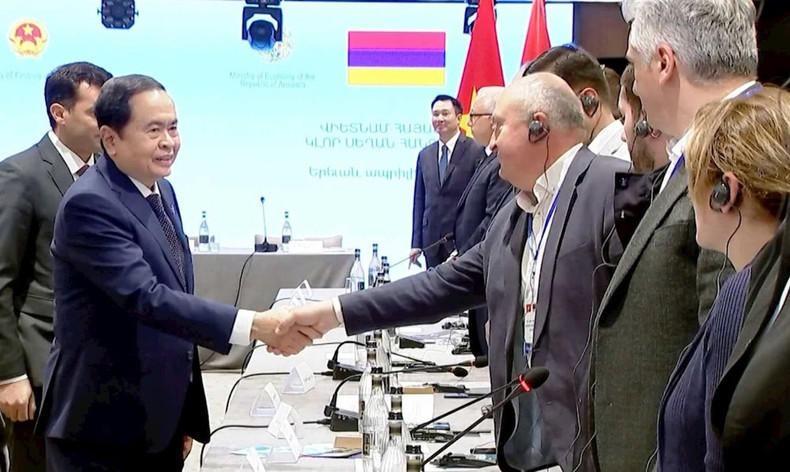 Le président de l’Assemblée nationale du Vietnam, Tran Thanh Man, rencontre les dirigeants d'entreprises arméniennes et vietnamiennes. Photo : quochoi. Le président de l’Assemblée nationale du Vietnam, Tran Thanh Man, rencontre les dirigeants d'entreprises arméniennes et vietnamiennes. Photo : quochoi.