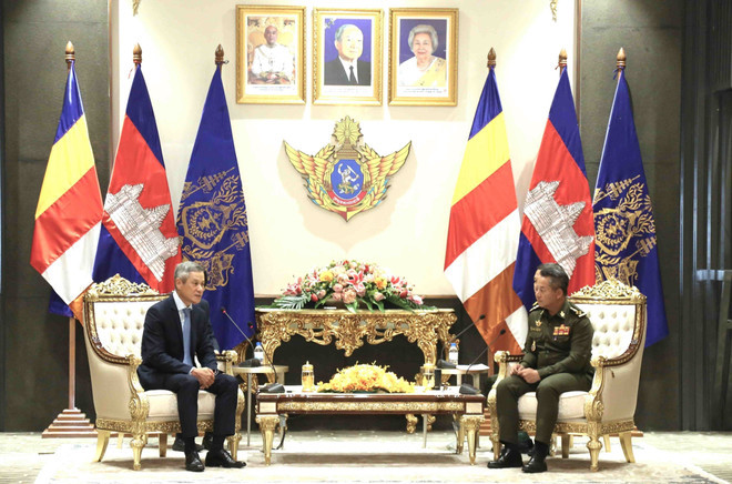 L'ambassadeur Nguyen Minh Vu est allé saluer le général Tea Seiha, membre du Comité permanent du PPC, vice-Premier ministre et ministre de la Défense du Cambodge. Photo : VNA. L'ambassadeur Nguyen Minh Vu est allé saluer le général Tea Seiha, membre du Comité permanent du PPC, vice-Premier ministre et ministre de la Défense du Cambodge. Photo : VNA.