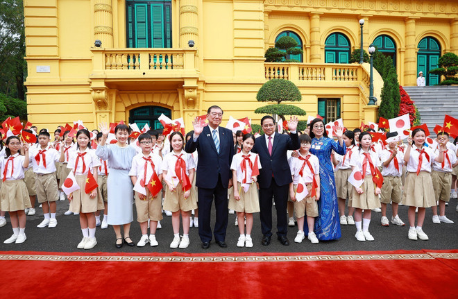 Le Premier ministre Pham Minh Chinh et son épouse et le Premier ministre japonais Ishiba Shigeru et son épouse et les enfants de Hanoi. Photo : VNA. Le Premier ministre Pham Minh Chinh et son épouse et le Premier ministre japonais Ishiba Shigeru et son épouse et les enfants de Hanoi. Photo : VNA.