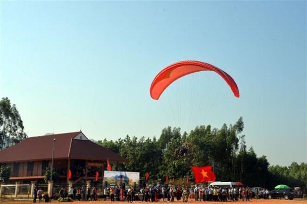L’aire d’atterrissage avec le drapeau national vietnamien attire l’attention des visiteurs. L’aire d’atterrissage avec le drapeau national vietnamien attire l’attention des visiteurs.