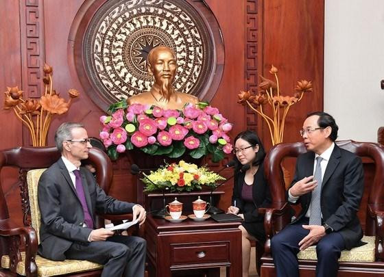Le Secrétaire du Comité du Parti de Hô Chi Minh-Ville, Nguyên Van Nên et le consul général de la Suisse Werner Bardill. Photo : sggp.vn. Le Secrétaire du Comité du Parti de Hô Chi Minh-Ville, Nguyên Van Nên et le consul général de la Suisse Werner Bardill. Photo : sggp.vn.
