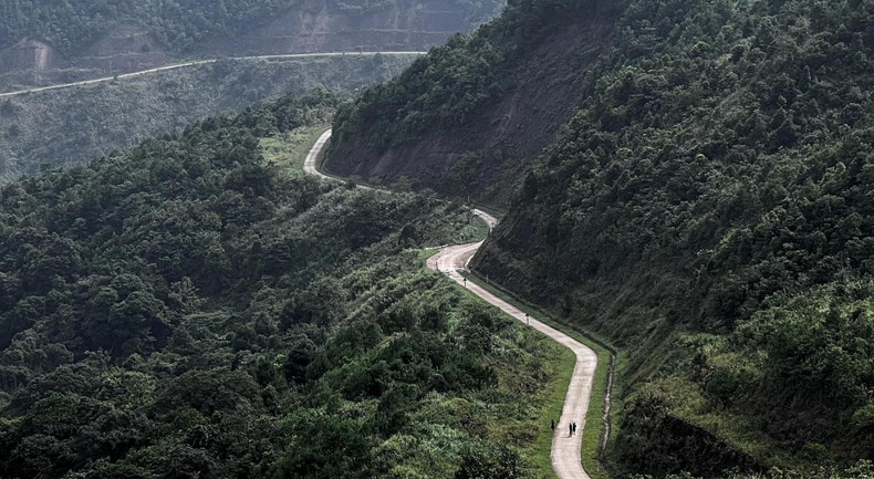 La route de patrouille frontalière à une altitude de 700 m, juste à l’ouest de Binh Liêu. Photo : petrotimes.vn La route de patrouille frontalière à une altitude de 700 m, juste à l’ouest de Binh Liêu. Photo : petrotimes.vn
