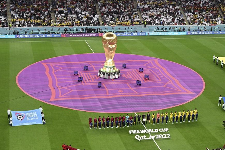 Les joueurs du Qatar (maillot rouge) et de l'Equateur se préparent à leur premier match. Photo: AFP/VNA Les joueurs du Qatar (maillot rouge) et de l'Equateur se préparent à leur premier match. Photo: AFP/VNA