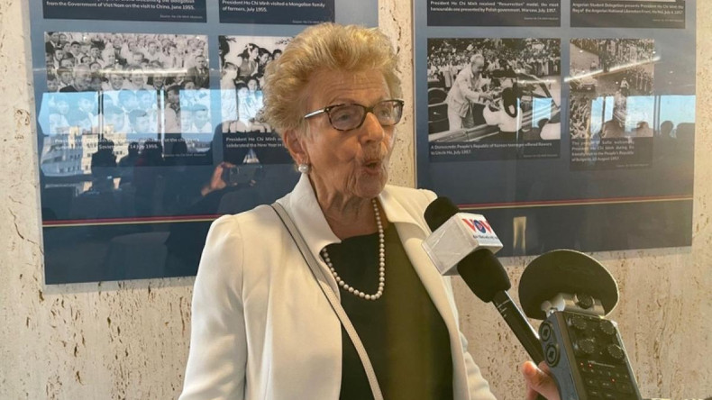 Hélène Luc, sénatrice honoraire du Sénat français. Photo : NDEL. "Je suis ravie d'apprendre cette nouvelle et je la considère comme une nouvelle très importante. Je pense qu'élu membre du Conseil des droits de l'homme de l'ONU, le Vietnam contribuera à résoudre de nombreux problèmes et ce nouveau rôle permettra également au Vietnam d'en faire plus. Je pense également que cela contribuera à promouvoir davantage le processus démocratique à l’ONU et je pense que le Vietnam assumera ses responsabilités. C'est une très bonne chose". Hélène Luc, sénatrice honoraire du Sénat français. Photo : NDEL. "Je suis ravie d'apprendre cette nouvelle et je la considère comme une nouvelle très importante. Je pense qu'élu membre du Conseil des droits de l'homme de l'ONU, le Vietnam contribuera à résoudre de nombreux problèmes et ce nouveau rôle permettra également au Vietnam d'en faire plus. Je pense également que cela contribuera à promouvoir davantage le processus démocratique à l’ONU et je pense que le Vietnam assumera ses responsabilités. C'est une très bonne chose".