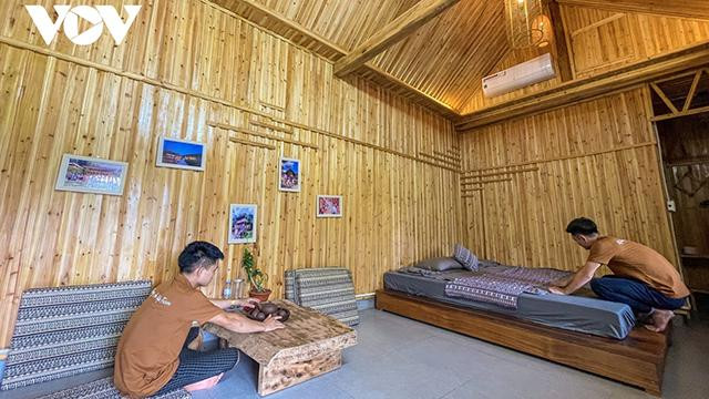 Actuellement, le village de Khe Phuong compte un total de 30 ménages travaillant dans le tourisme. Actuellement, le village de Khe Phuong compte un total de 30 ménages travaillant dans le tourisme.