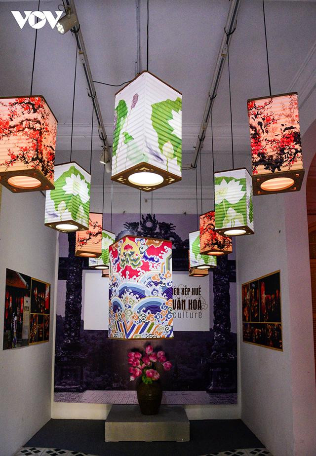 Ce décor contribue à faire découvrir aux visiteurs des aspects de la culture locale.