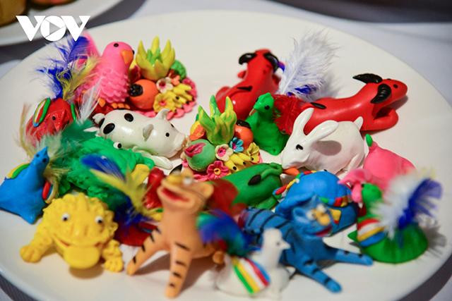 Des jouets traditionnels sont exposés pour le plaisir des enfants.