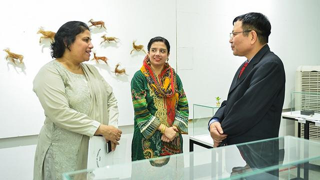 L'ambassadrice pakistanaise, Samina Mehtab (à gauche) lors d’une exposition d'art pakistanais contemporain à l'Université des beaux-arts industriels de Hanoï fin juin 2022. Photo : quochoi.vn L'ambassadrice pakistanaise, Samina Mehtab (à gauche) lors d’une exposition d'art pakistanais contemporain à l'Université des beaux-arts industriels de Hanoï fin juin 2022. Photo : quochoi.vn