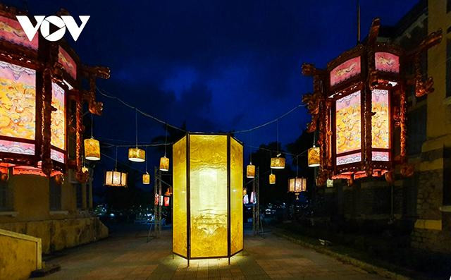 Une lanterne géante représente le point culminant de l'espace culturel.