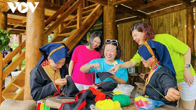 Ils pourront aussi apprendre à broder des costumes traditionnels Dao Thanh Phan. Ils pourront aussi apprendre à broder des costumes traditionnels Dao Thanh Phan.